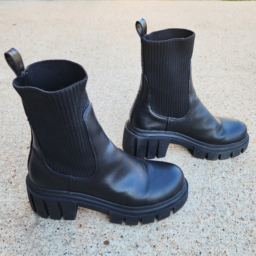SOLD - Steve Madden Chelsea ankle booties